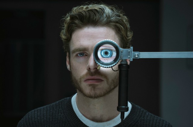 Richard Madden è un prete nello spazio nella serie Oasis