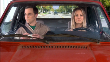 Penny e Sheldon su una delle macchine più brutte delle Serie Tv