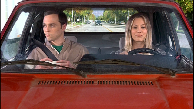 Penny e Sheldon su una delle macchine più brutte delle Serie Tv