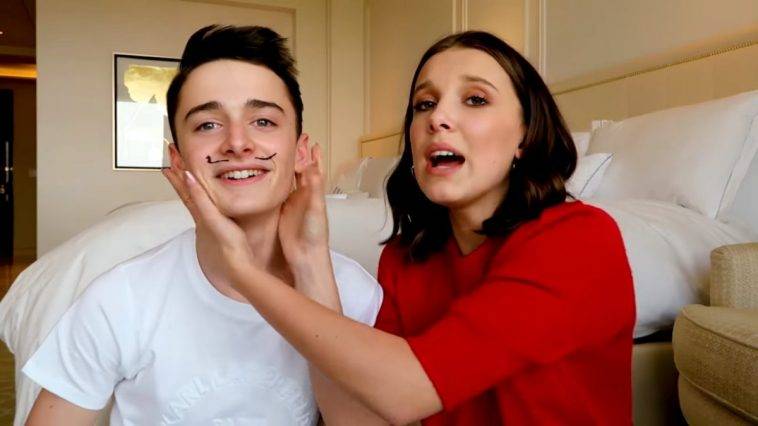 Millie Bobby Brown E Noah Schnapp Bacio