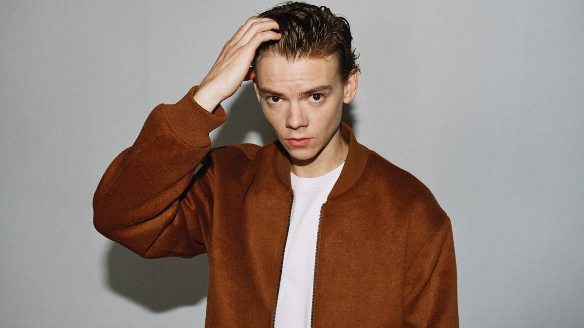 7 curiosità su Thomas Brodie-Sangster, lo stravagante Benny de La Regina degli Scacchi