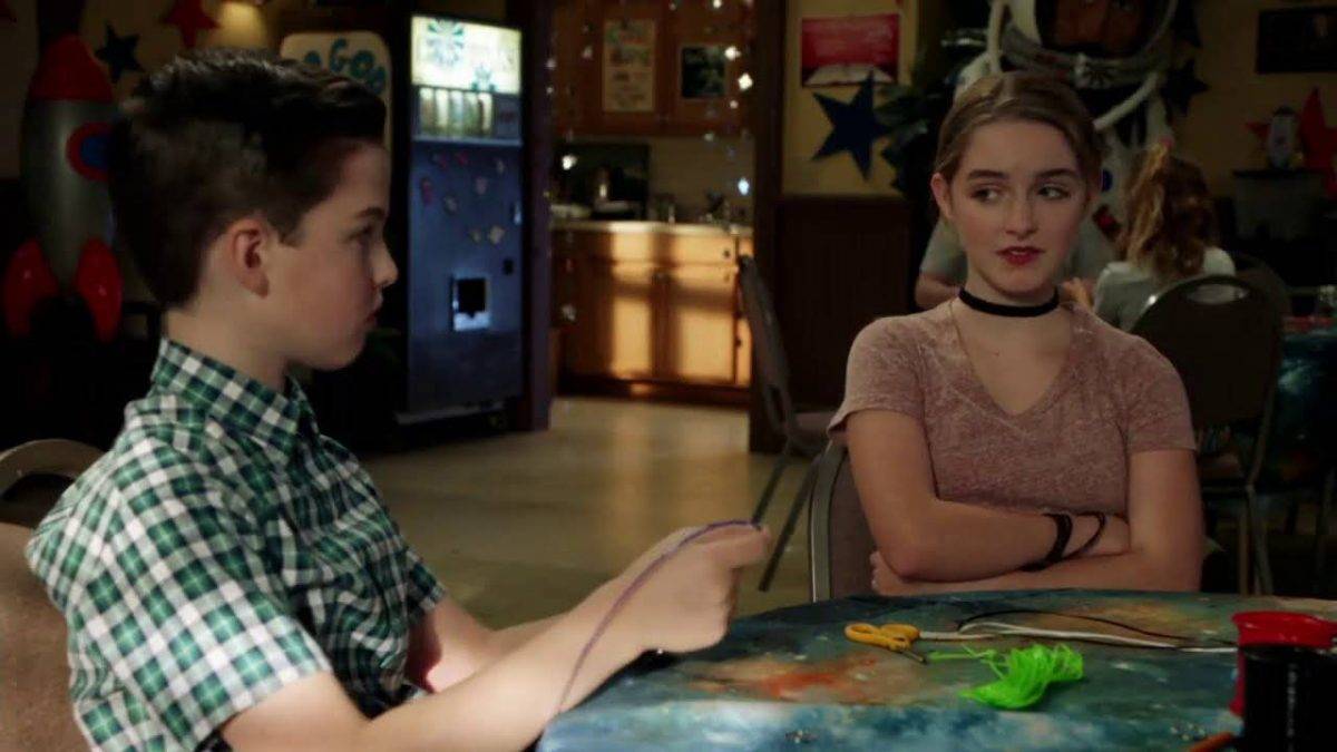 Young Sheldon 4×04 – Sheldon e Paige al campo estivo della Chiesa