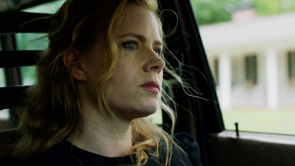 Amy Adams in una scena di sharp objects, tra le Serie Tv da vedere
