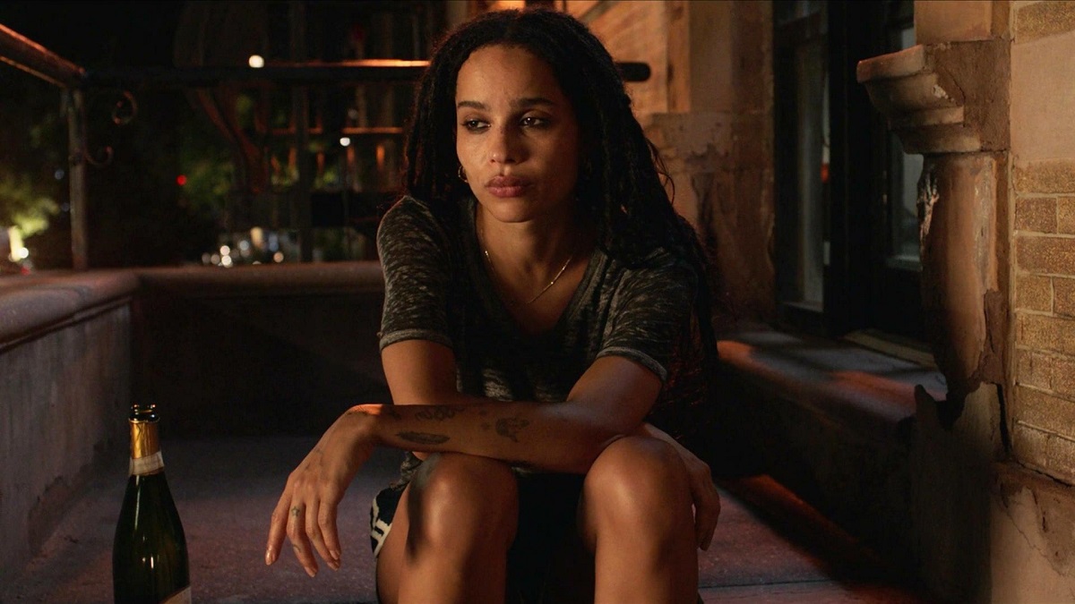Rob, interpretata da Zoe Kravitz, in una scena tratta da High Fidelity