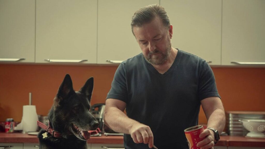 Tony in una scena di After Life, una delle migliori Serie Tv da vedere su Netflix