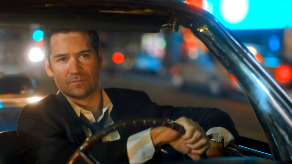 il protagonista di The Lincoln Lawyer mentre siede in auto 