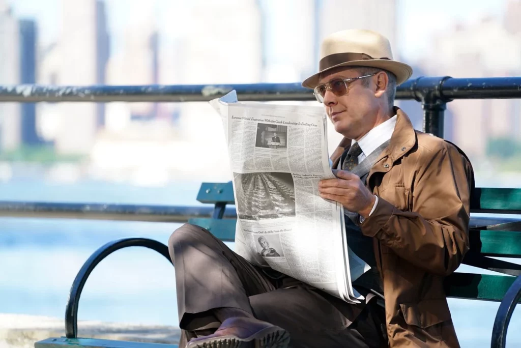 Raymond Reddington col giornale in mano, in una scena di The Blacklist