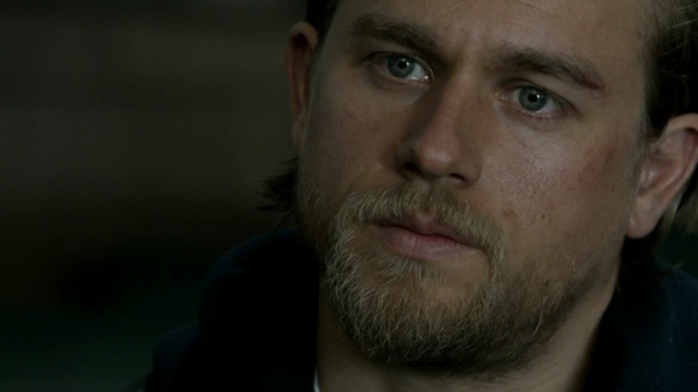 Charlie Hunnam racconta: «Odio baciare le attrici perchè ho un problema sin da piccolo»
