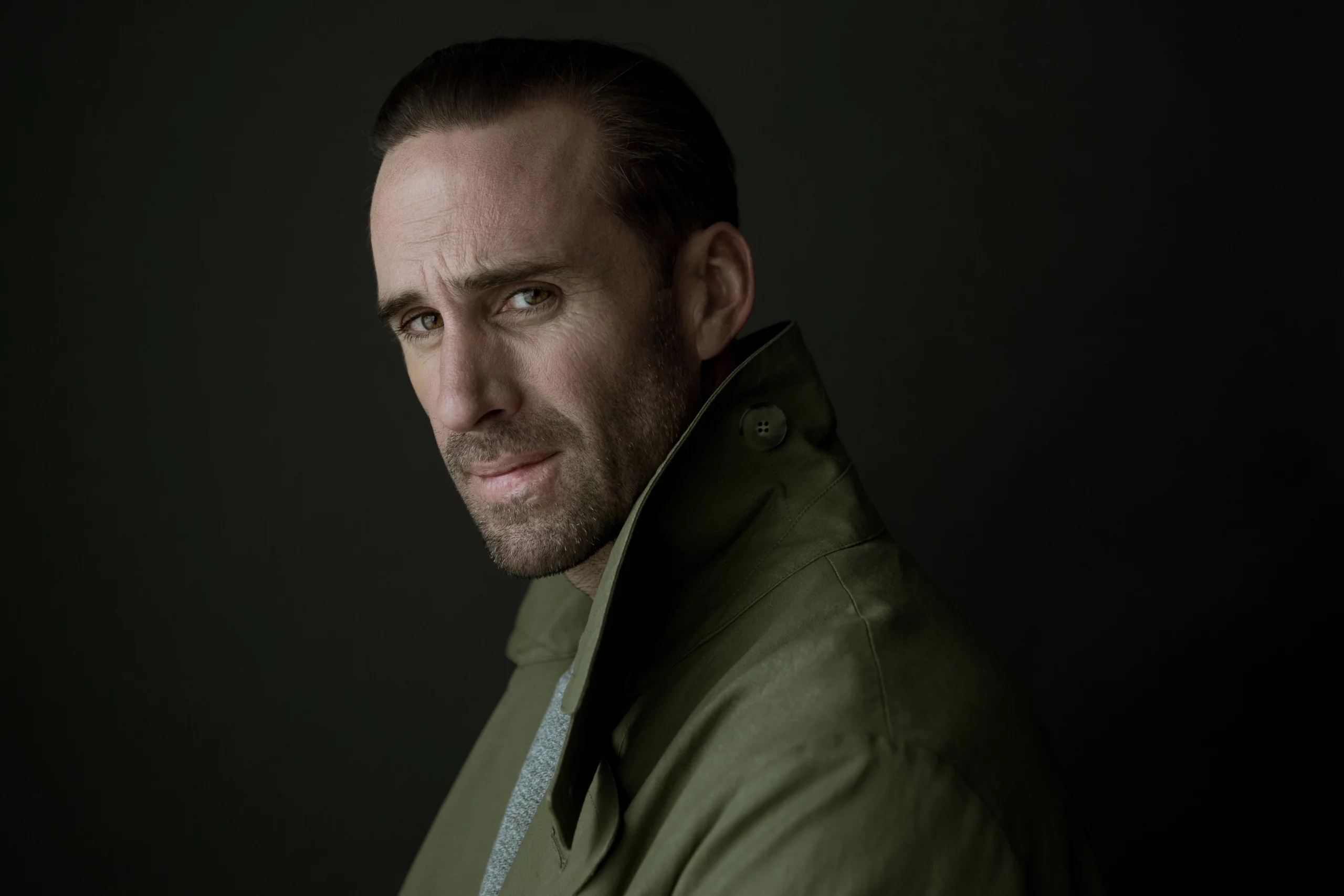 7 curiosità su Joseph Fiennes, il tanto odiato Comandante Waterford di The Handmaid’s Tale