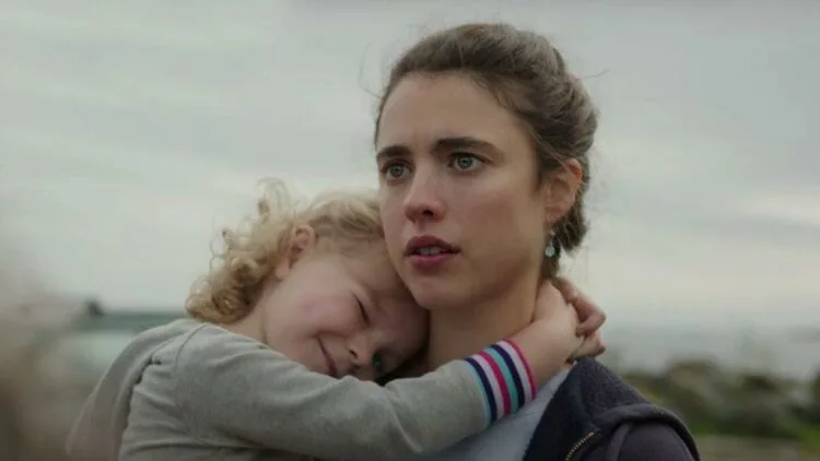 Alex, protagonista di Maid, una delle migliori serie tv Netflix basate su una storia vera, in una scena della serie con sguardo preoccupato e con in braccio sua figlia piccola
