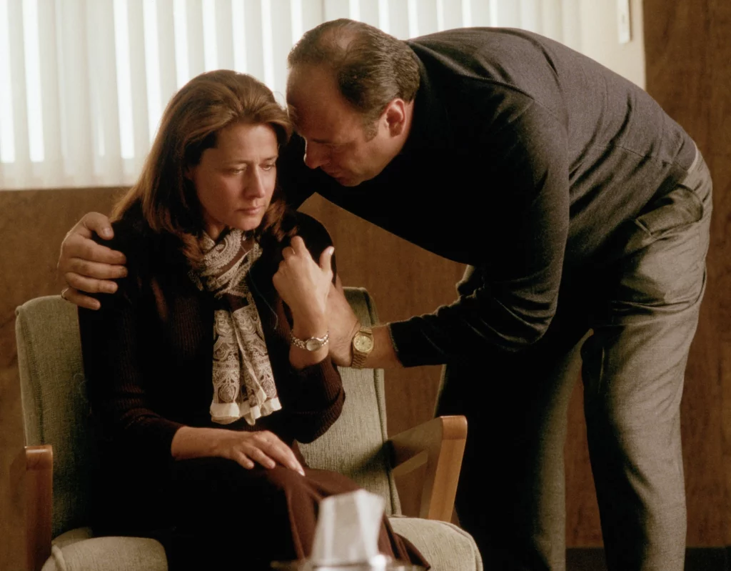 Una scena de I Soprano in cui Tony consola la dottoressa Melfi