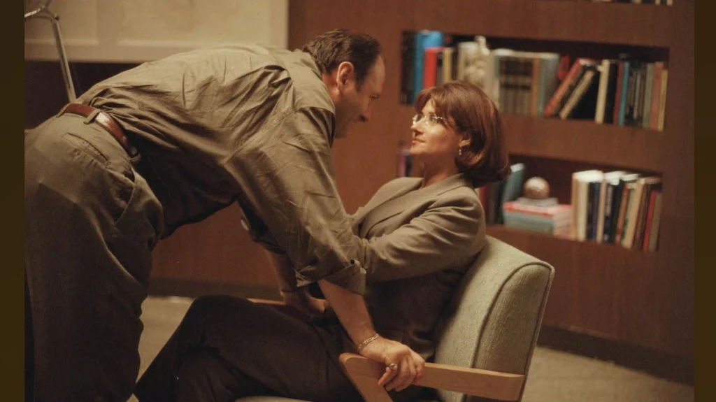 Tony soprano avvicina la dottoressa Melfi in una scena iconica de I Soprano, nello studio di psicoterapia
