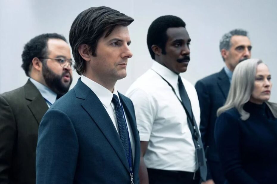 Adam Scott e gli altri protagonisti di Scissione, una tra le serie tv psicologiche più interessanti degli ultimi anni
