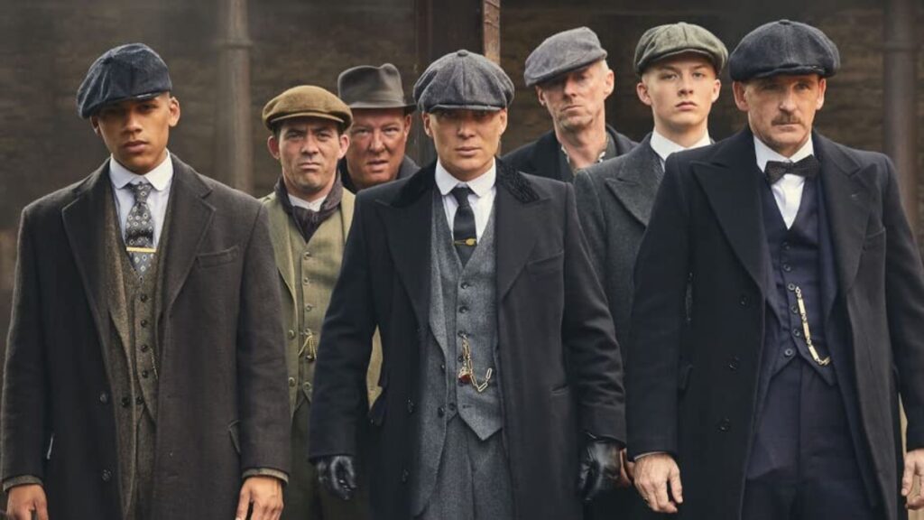 I peaky blinders al completo in una scena dell'omonima serie tv