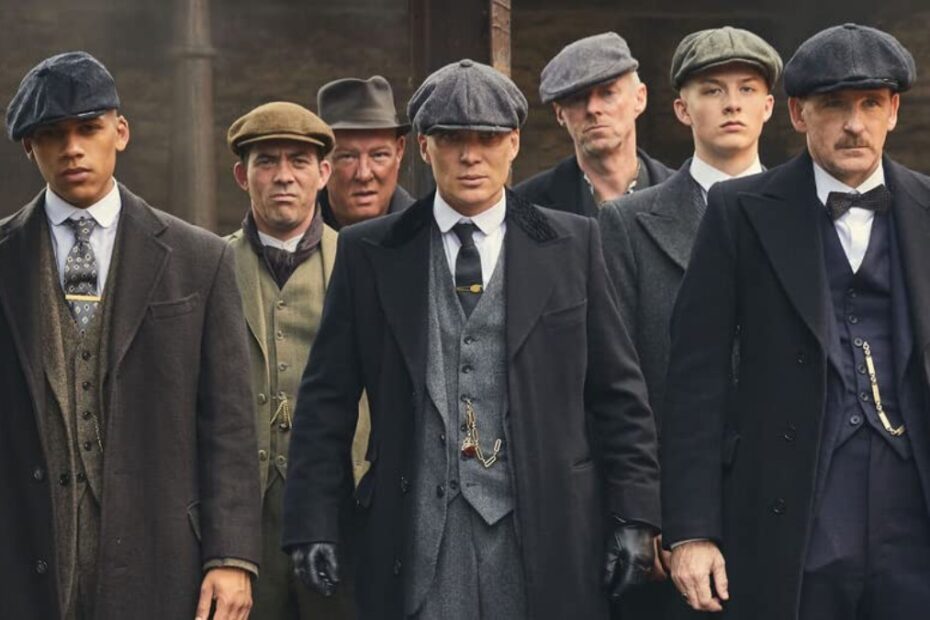 I peaky blinders al completo in una scena dell'omonima serie tv
