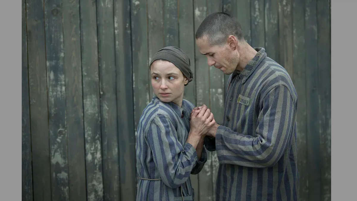Il tatuatore di Auschwitz – La Recensione della nuova commovente miniserie Sky Original