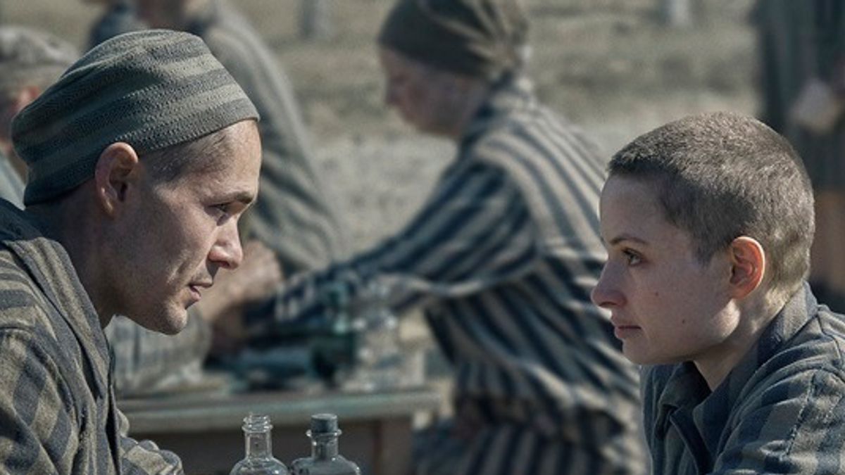 Il tatuatore di Auschwitz – La miniserie Sky che racconta una struggente storia d’amore all’inferno