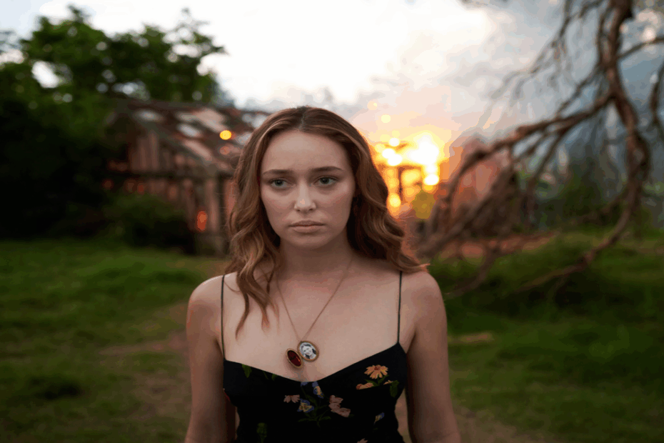Alycia Debnam-Carey in Ascolta i Fiori Dimenticati, una delle miniserie da vedere su Amazon prime Video