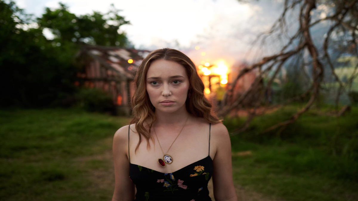 Alycia Debnam-Carey in Ascolta i Fiori Dimenticati, una delle miniserie da vedere su Amazon prime Video