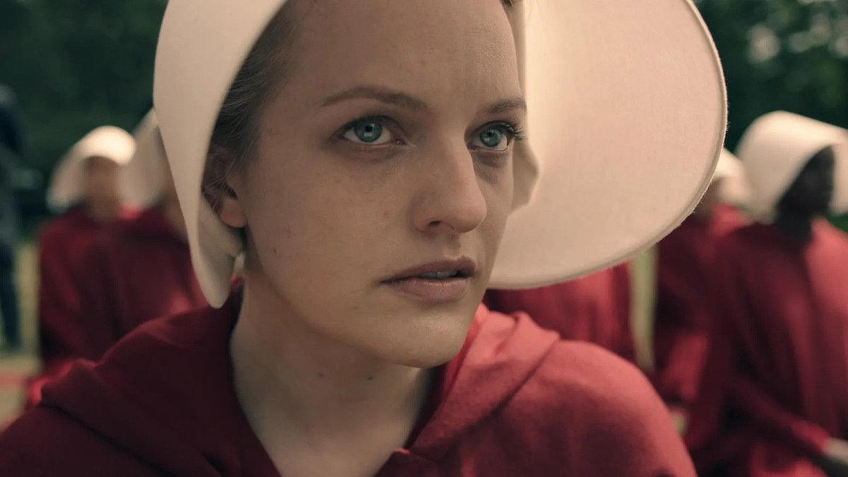 Elisabeth Moss in The Handmaid's Tale, una delle serie tv da vedere su prime video