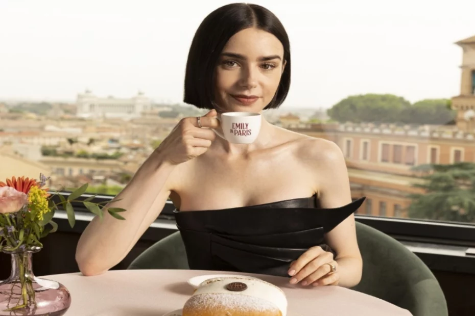 Un'altra "iPhone Face": Lily Collins, protagonista di Emily In Paris