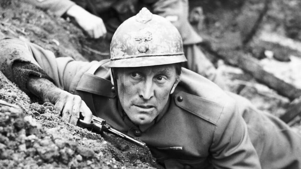 Kirk Douglas in una scena di Orizzonti di Gloria, uno dei migliori film da vedere