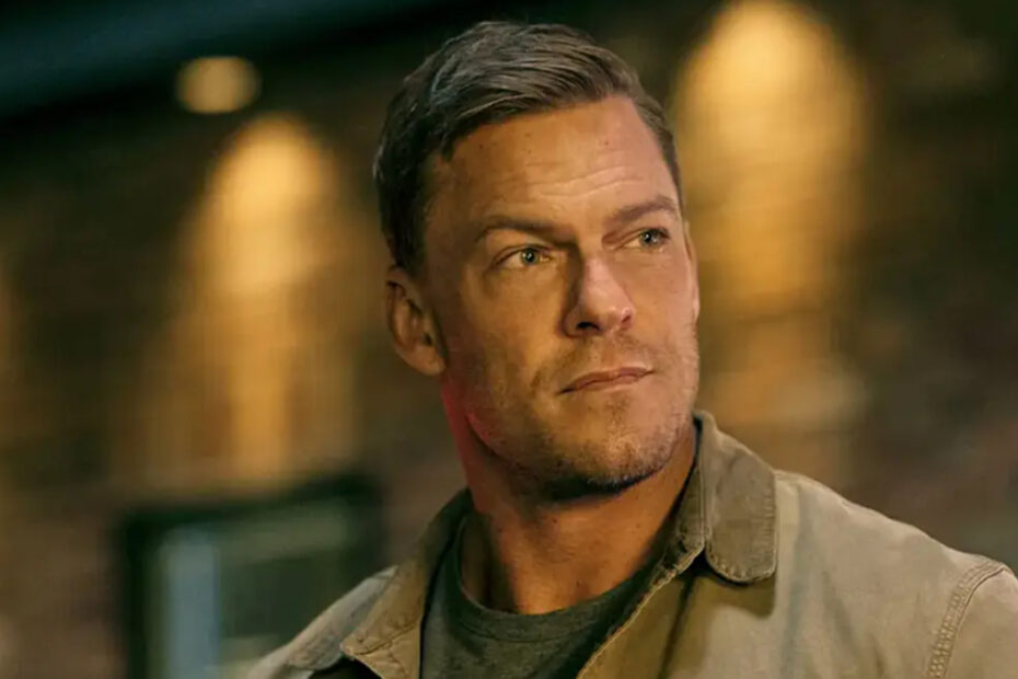 Il protagonista in una scena di Reacher, una delle serie tv più importanti della settimana