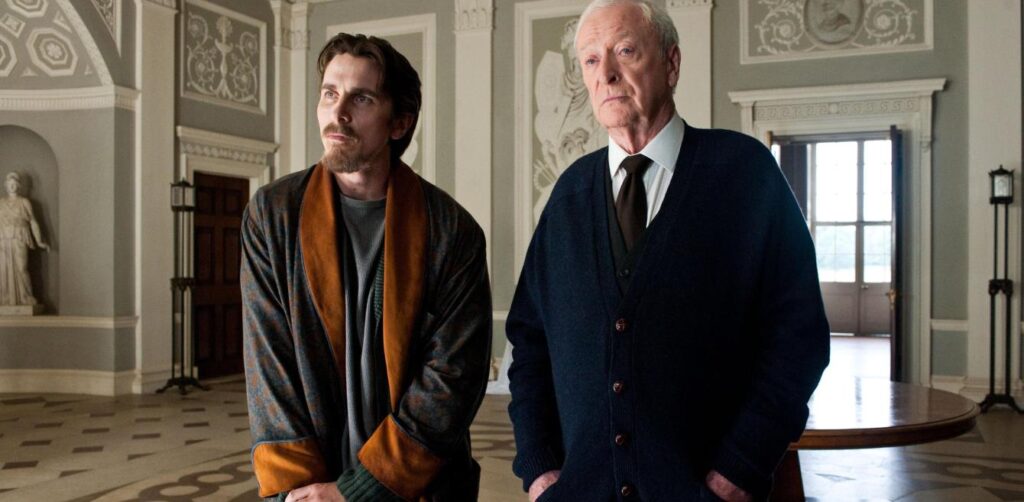 Batman e Alfred in una scena de Il Cavaliere Oscuro - Il Ritorno, uno dei migliori film da vedere