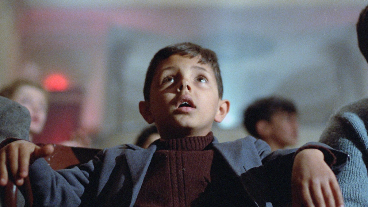 Una scena del film Nuovo Cinema Paradiso, disponibile su RaiPlay