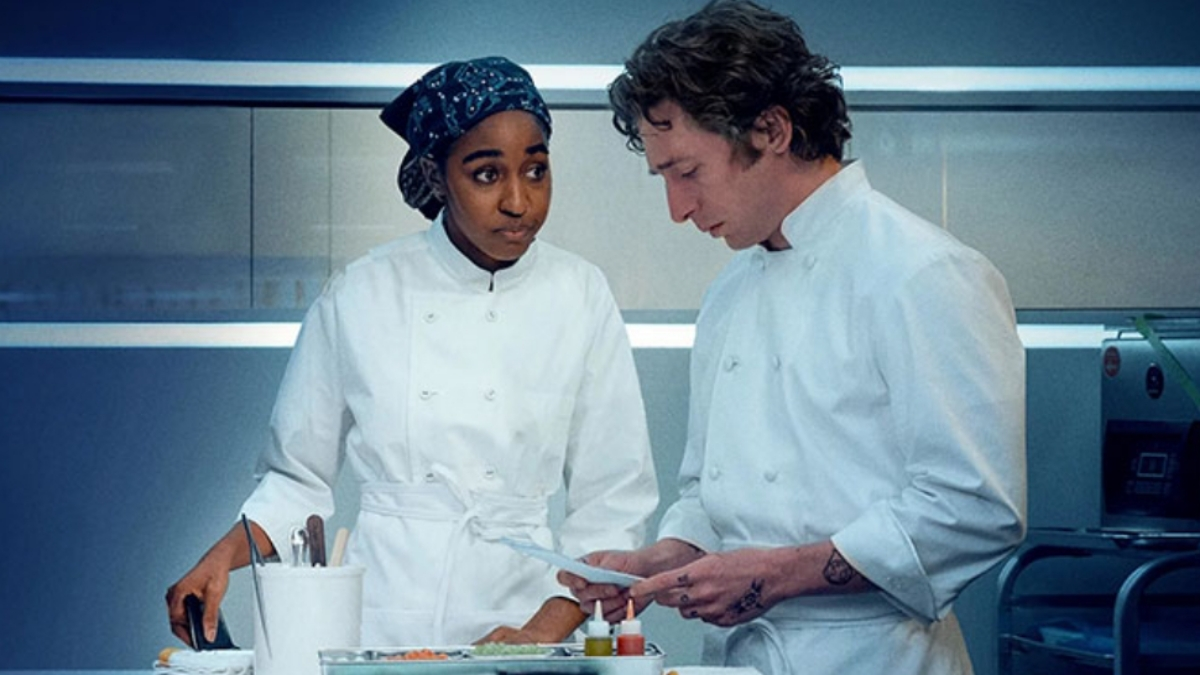 In foto Sydney e Carmy, i due protagonisti di The Bear, sono in cucina