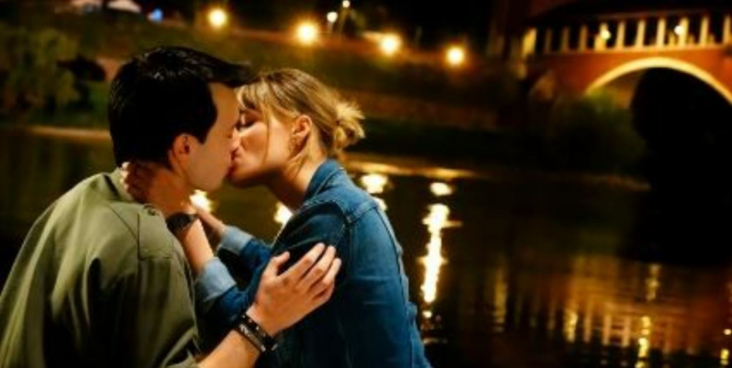 Bacio tra Max e Silvia (Vogue Italia)