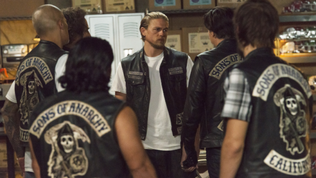 Jax Teller e il resto del cast di Sons of Anarchy in una puntata della serie