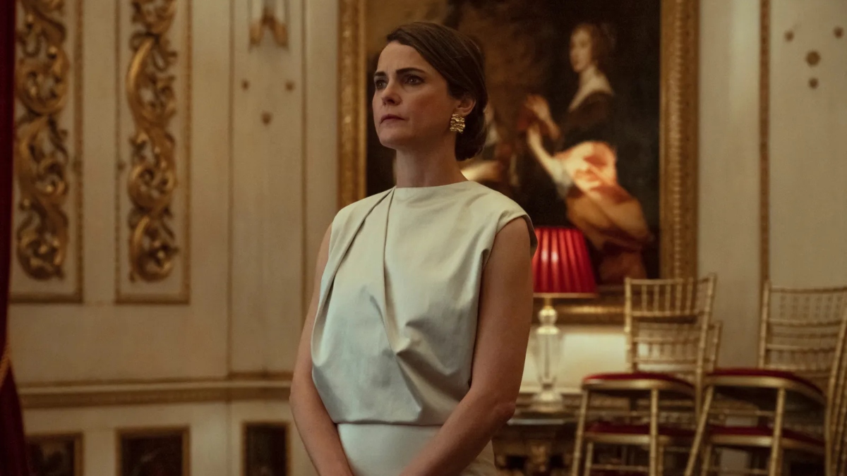 Una preoccupata Keri Russell si appresta a ricevere i suoi invitati all'ambasciata americana a Londra in The Diplomat 2