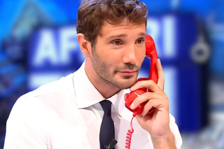 Stefano De Martino è il conduttore del fortunatissimo Affari Tuoi, emblema della televisione italiana