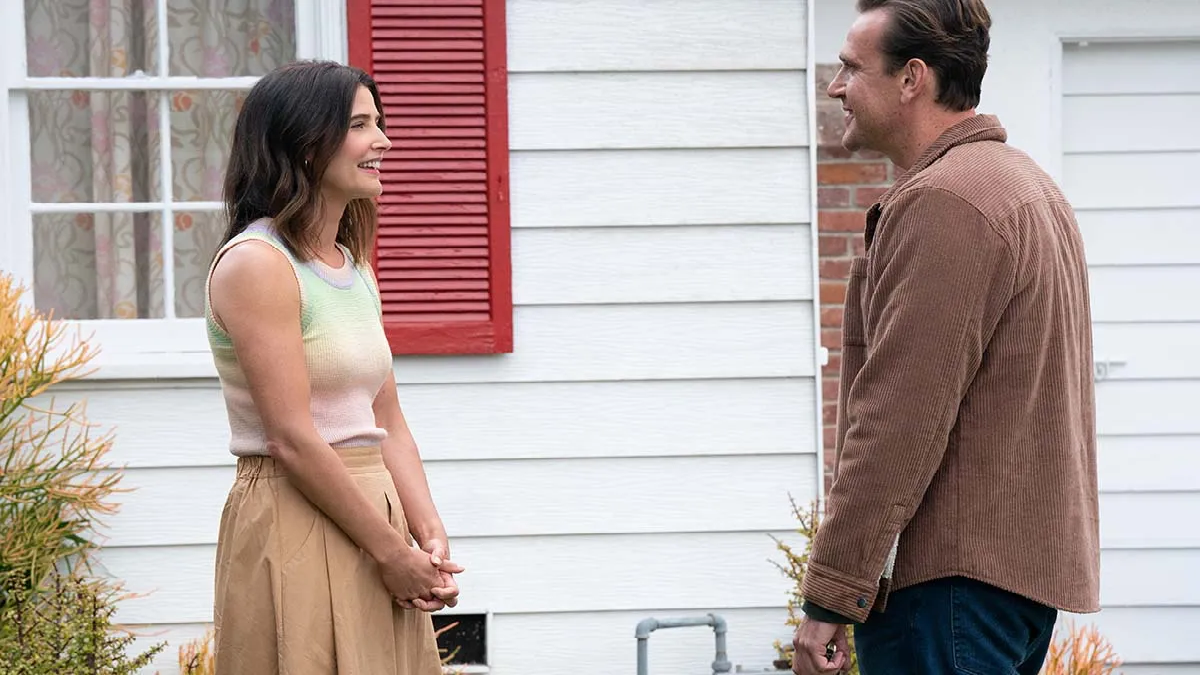 Cobie Smaulders e Jason Segel in Shrinking 2x10, su Apple TV+