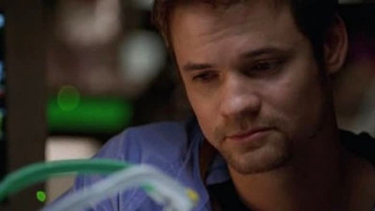 Shane West nel ruolo del Dr. Barnett