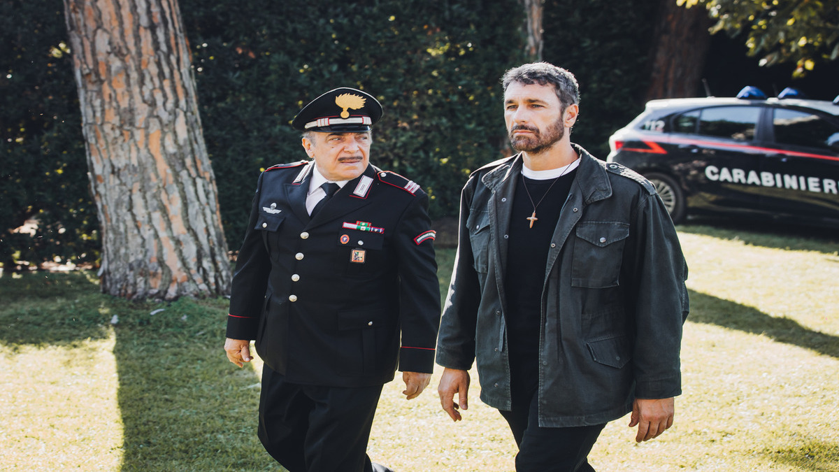 Nino Frassica e Raoul Bova in una scena di Don Matteo 14