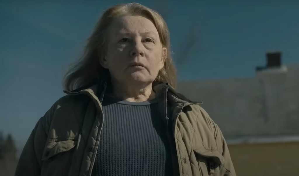 donna Raines in una scena di from, inquadrata dall'alto verso il basso