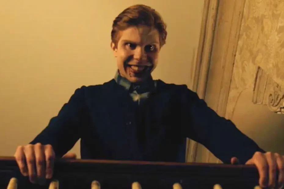 Un'immagine di 'Smiley Creature' in From, uno dei personaggi più inquietanti degli ultimi anni televisivi