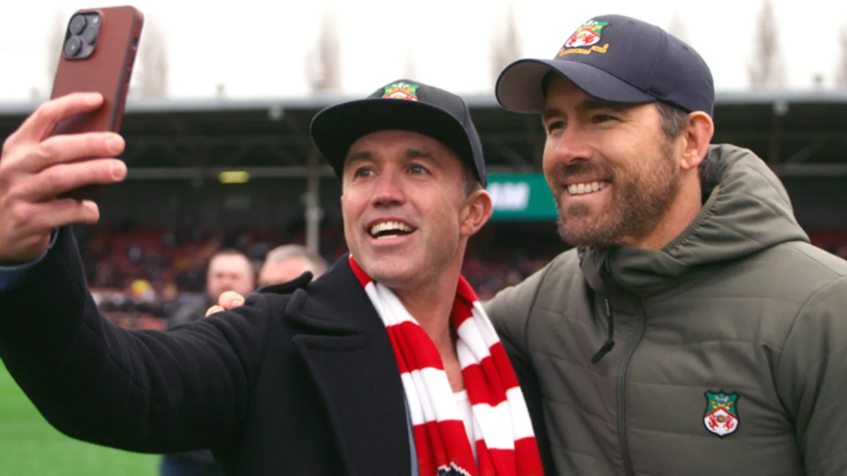 Ryan Reynolds e Rob McElhenney in una scena di Welcome to Wrexham