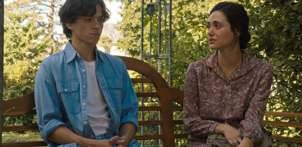 Tom Holland ed Emmy Rossum in The Crowded Room, una delle miniserie da vedere