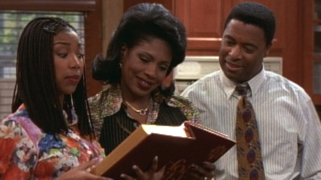 Moesha Mitchell (Brandy Norwood), Dee Mitchell (Sheryl Lee-Ralph) e Frank Mitchell (William Allen Young) in una scena della serie tv sitcom Moesha