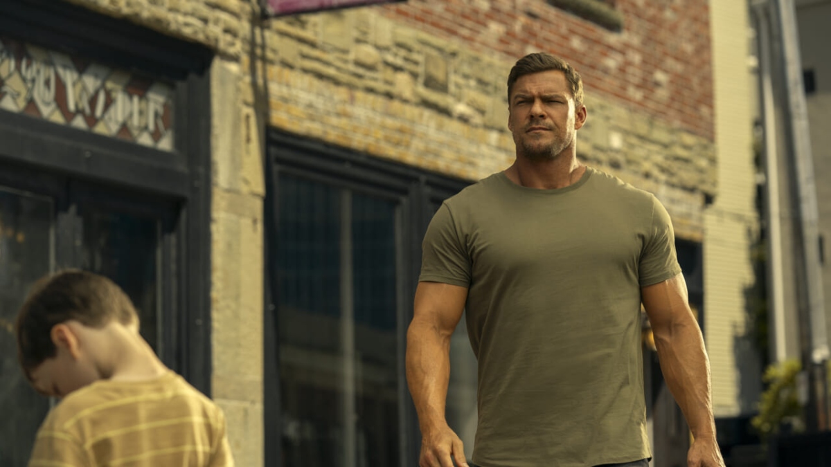 Alan Richtson troneggia nella strada in una scena di Reacher 3