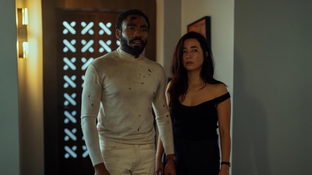 Donald Glover e Maya Erskine in Mr e Mrs Smith