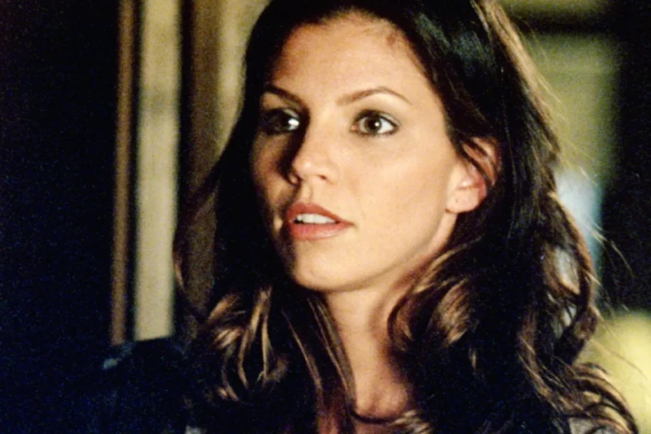 In foto Charisma Carpenter in una scena di Angel, lo spin-off di Buffy