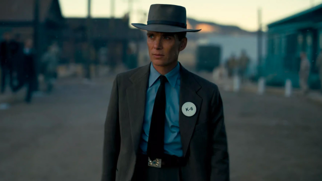 Il fisico Oppenheimer intento a riflettere sul suo progetto più ambizioso, tra i migliori film da vedere su Netflix