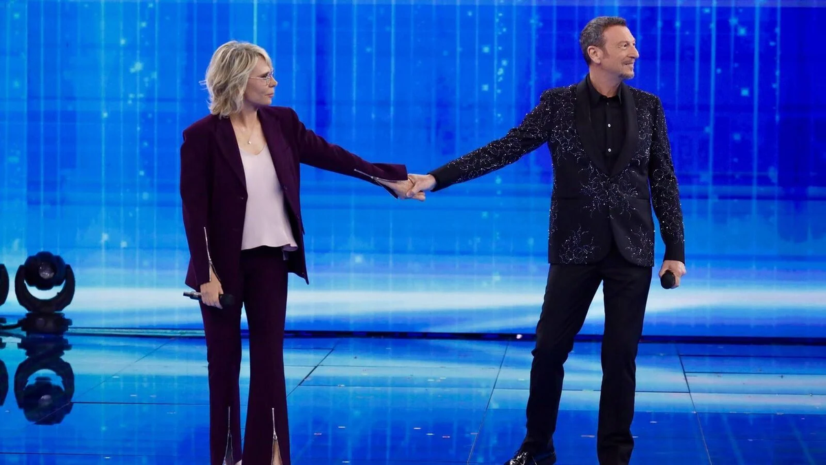 Amadeus e Maria De Filippi nella prima puntata di Amici 2025
