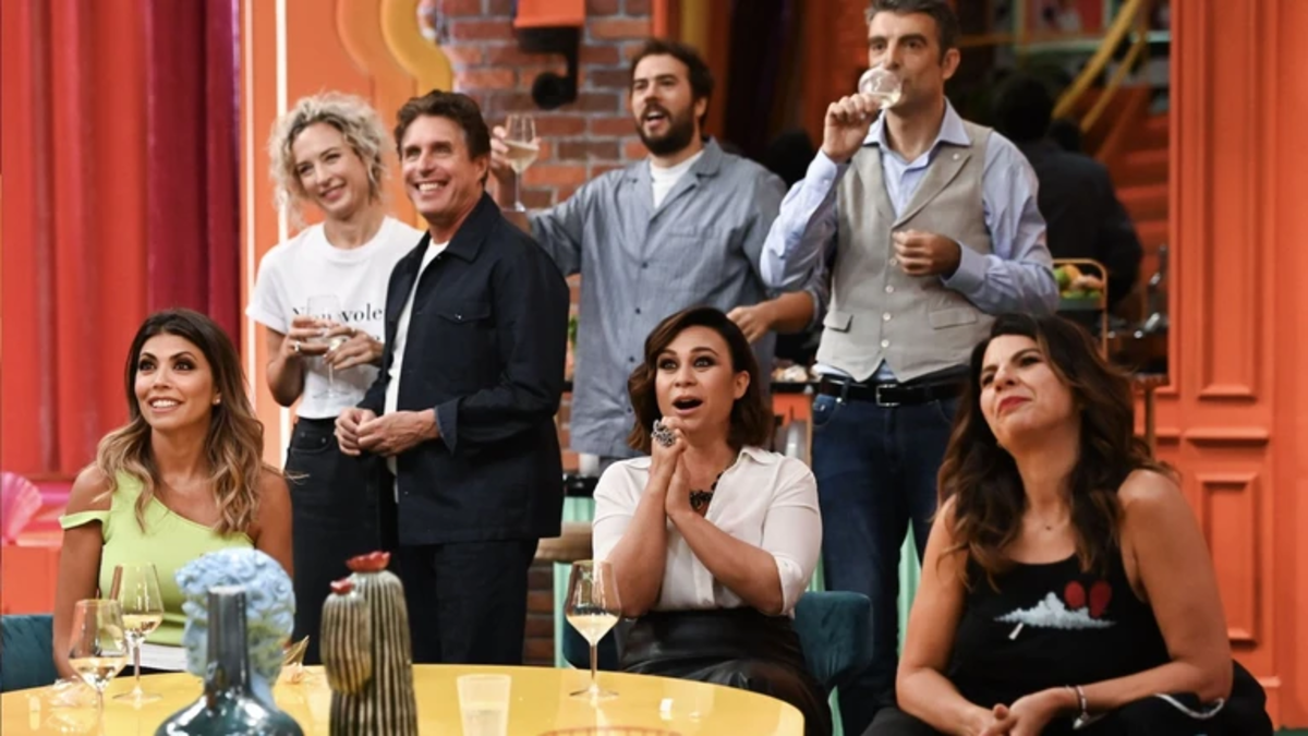 Il cast di LOL - Chi Ride è Fuori 5 in una scena dello show