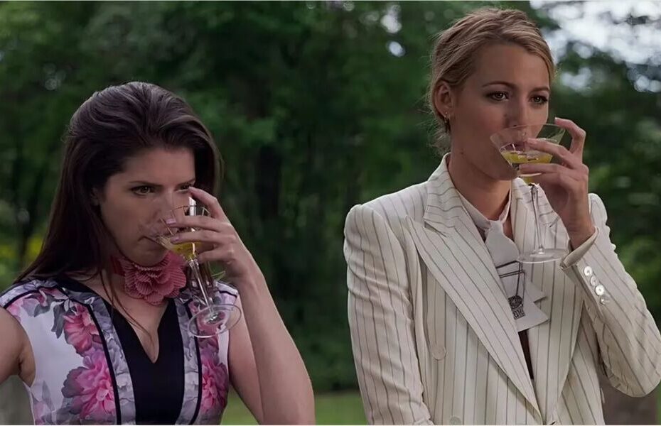 Anna Kendrik e Blake Lively in una scena del film Un Altro Piccolo Favore, in arrivo su Amazon Prime Video