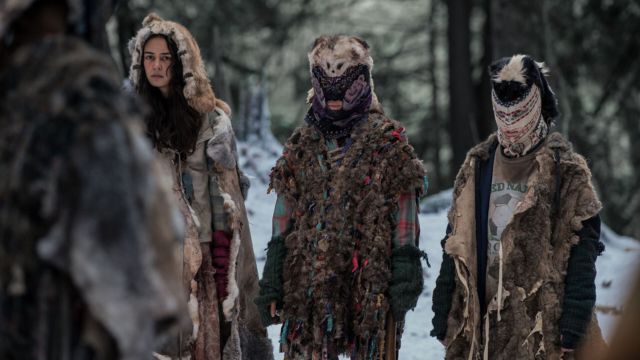 Le ragazze vestite per la caccia in Yellowjackets 3x10